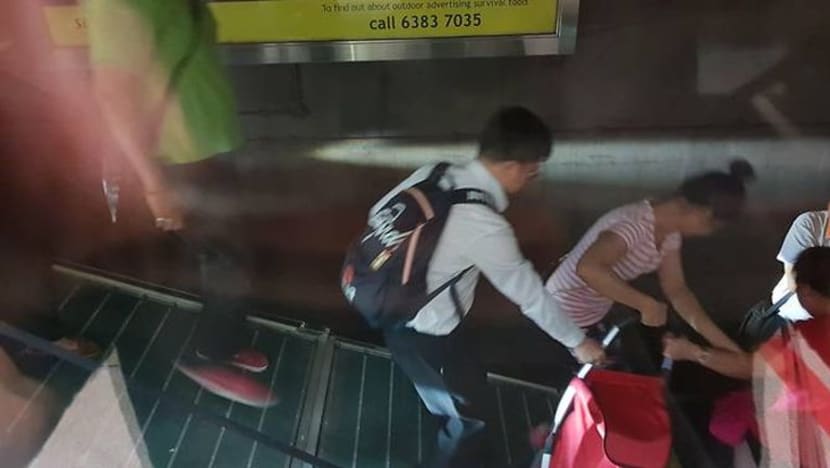 Kereta api di NEL terhenti di stesen MRT Punggol, penumpang 'terperangkap dalam kereta api'