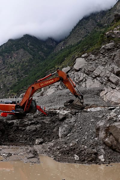 中国西藏吉隆口岸洪灾灾区再发现12具遗体