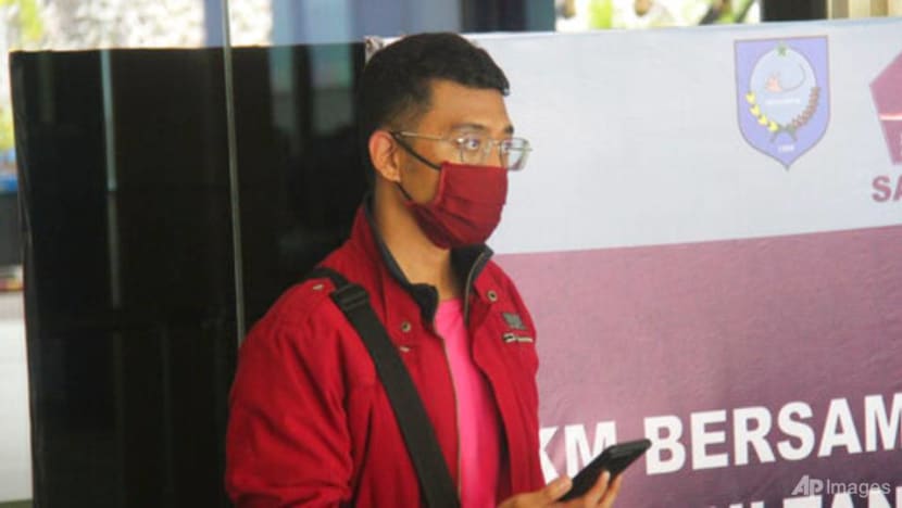 Man infected with COVID-19 poses as wife on Indonesian flight