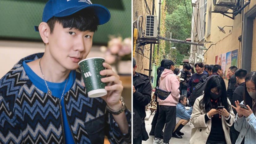 Fans Queue 14 Hours For The Opening Of JJ Lin’s Cafe, Scalpers Sell His Coffee For An Extra $10 Fans Queue 14 Hours For The Opening Of JJ Lin’s Cafe, Scalpers Sell His Coffee For An Extra $10