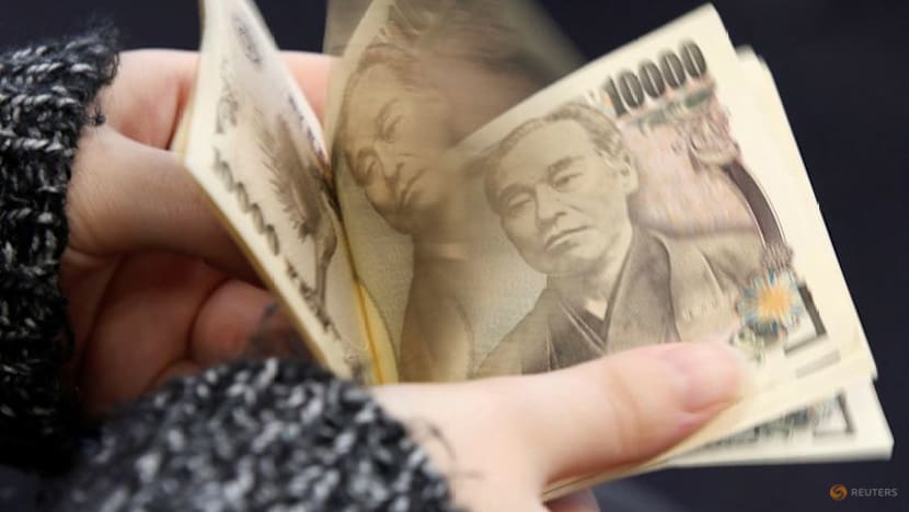 Yen reverses Monday's losses, euro/dollar edges down before Fed minutes, US GDP