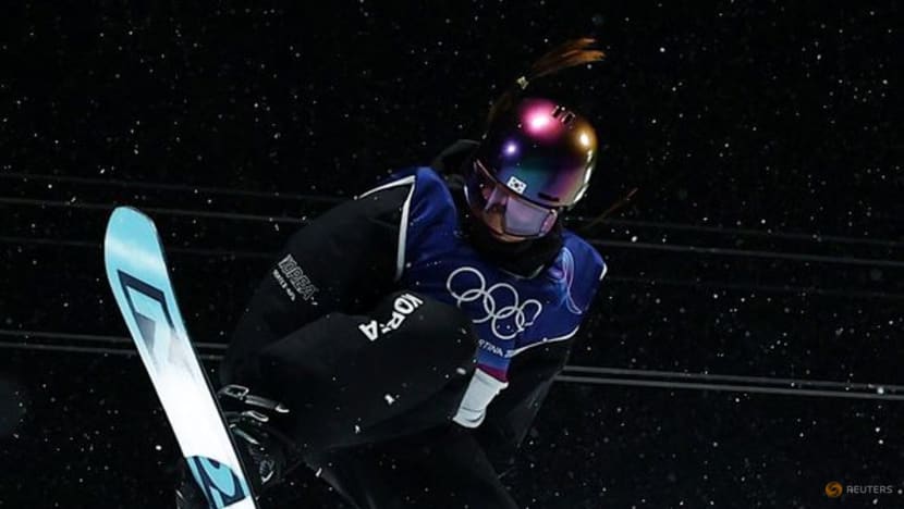 Snowboarding-South Korea's Choi upsets Kim to claim women's halfpipe gold