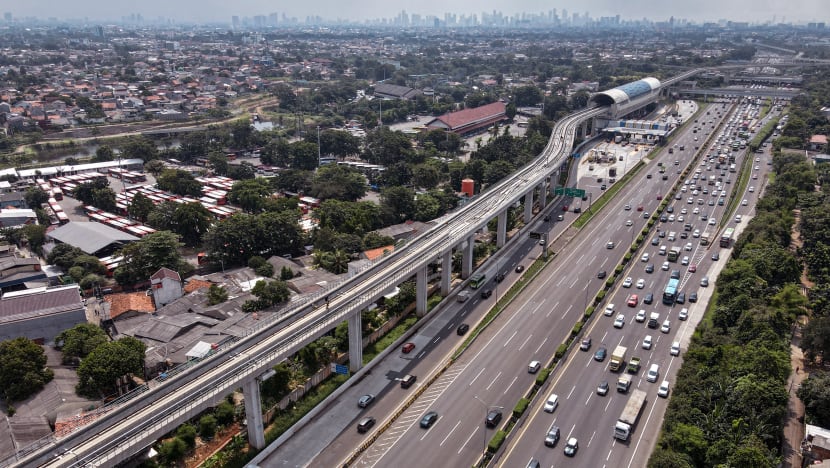 Daya saing Indonesia masih jauh, hanya 2,800 km jalan tol dibangunkan: Jokowi Daya saing Indonesia masih jauh, hanya 2,800 km jalan tol dibangunkan: Jokowi