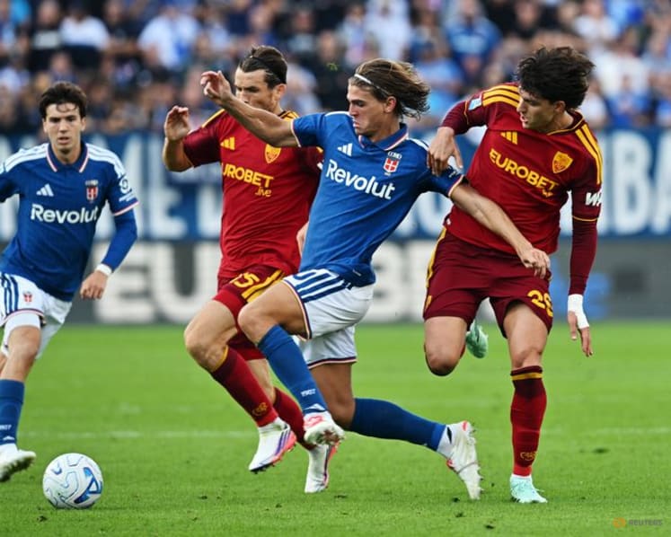 Lazio keep pace at the top, 10-man Roma earn draw at Como, Milan held by Sassuolo