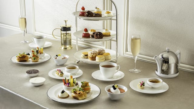 曾二度获封“世界最佳甜点师”，Antonio Bachour首登狮城！The Fullerton Hotel Singapore限时联名下午茶，$75起尝大师作品