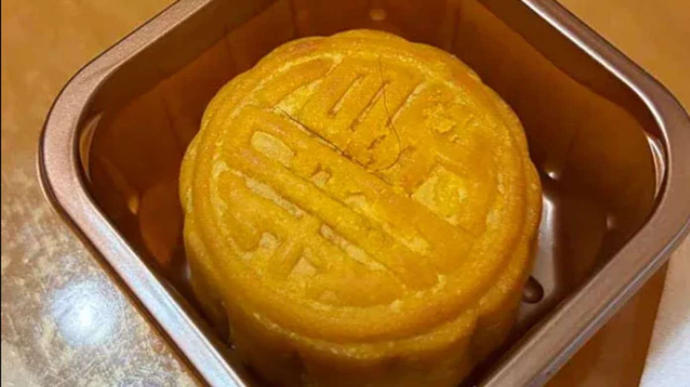 香港高价月饼竟扯出疑似毛发  港网民：存一年钱才买一盒