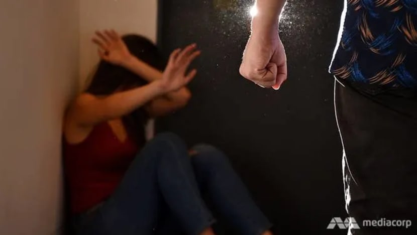 Lelaki ini tumbuk, pijak kepala isterinya di stesen LRT, depan anak