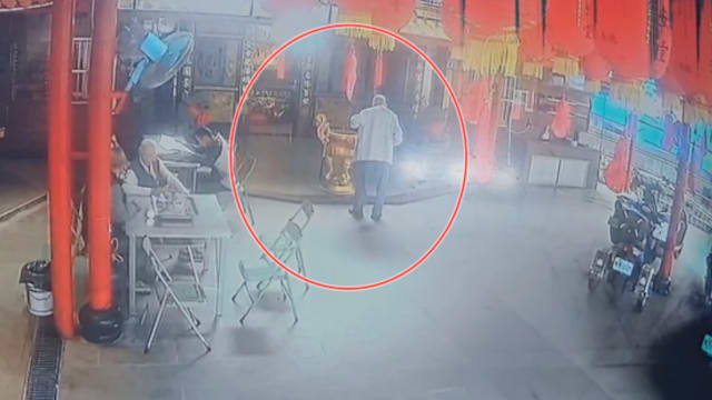 台湾老翁疑携爆裂物宫庙引爆 脏器外露现场血迹斑斑