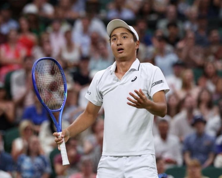 Sinner sees off qualifier Mochizuki for Wimbledon quarter-final spot