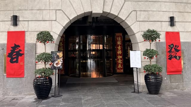 在“春节”和“发财”之间，新加坡这家酒店选择了“发春”