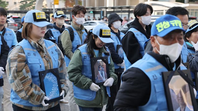 济州空难死者家属聚集青瓦台外 静坐抗议促彻查