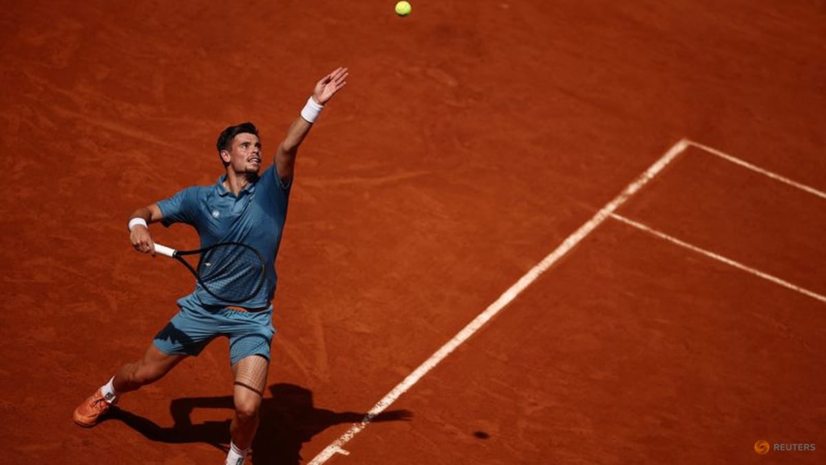 Zverev in cruise control as French Open starts under blazing sun