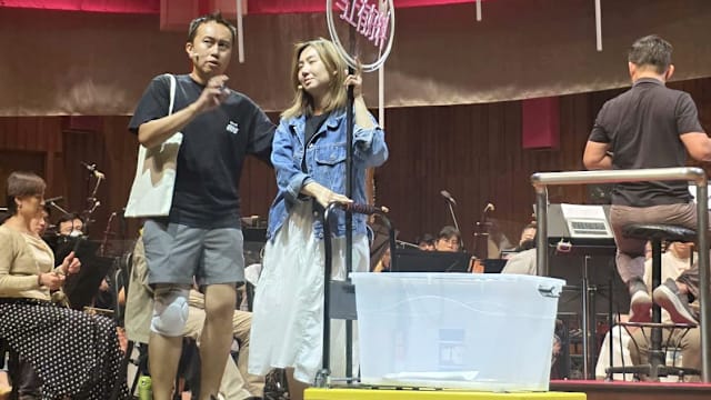 与冯剑斌从广播搭档变舞台剧“情侣”，吴韦莹初演“抱抱戏”一度不知所措