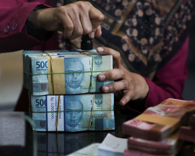 Explainer-Why has the Indonesian rupiah hit a record low despite dollar weakness?