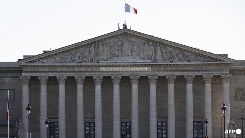 Fears of new political crisis grip France