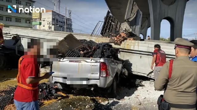泰国卡车撞断天桥砸中两车 造成一死一重伤