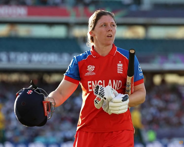 Former England captain Knight retires