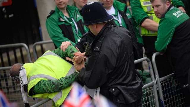 英国警方逮捕多名反君主制度团体成员