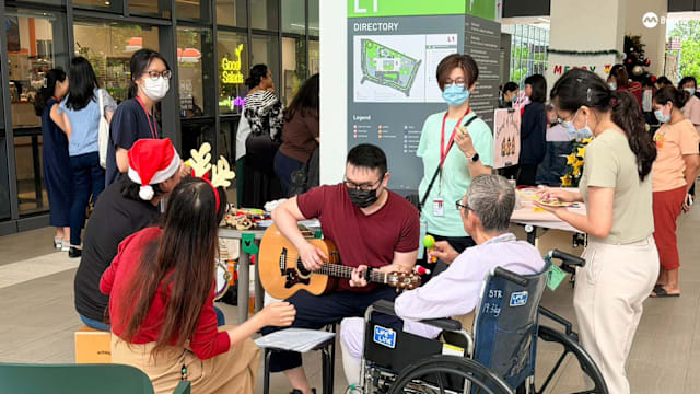 让住院患者感受节日气氛 陈笃生医院圣诞嘉年华融入复健