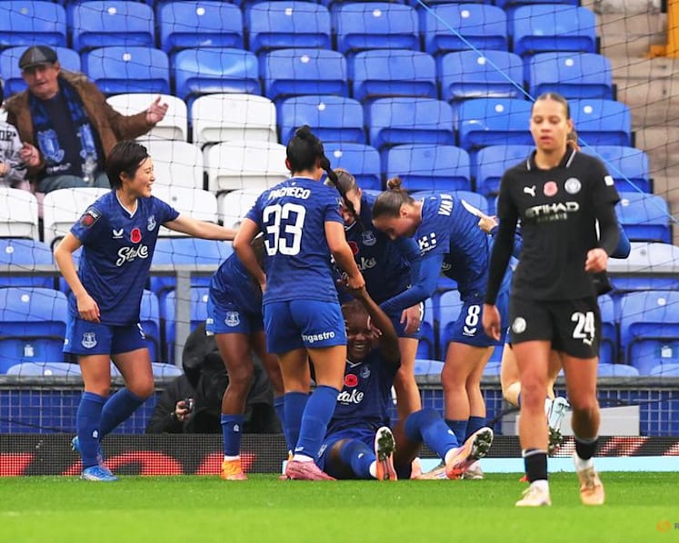 Man City women climb past Chelsea to first in WSL table