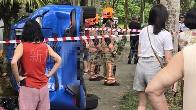 武吉巴督汽车德士相撞 五人受伤