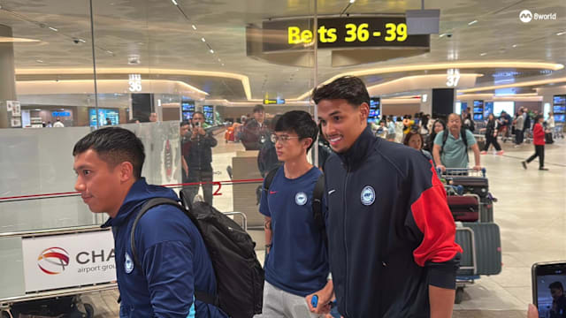 雄狮队缔造历史后载誉归国 近百球迷热情迎接