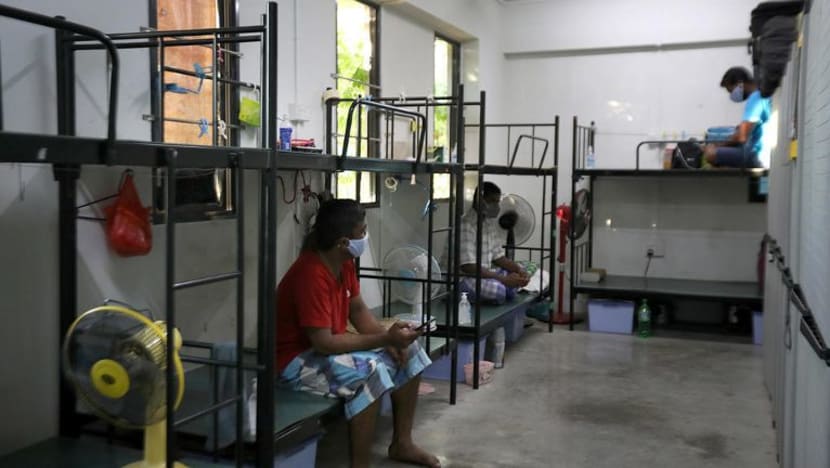 Pemegang pas kerja tinggal di dormitori tidak dibenar masuk Singapura melalui VTL: MOM