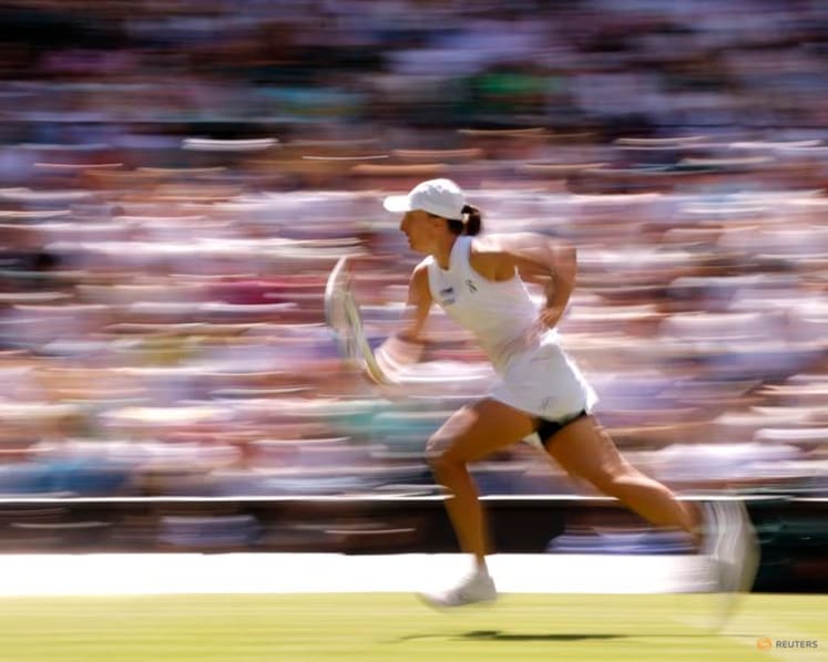 Defending champion Swiatek struggles to emotional first-round victory