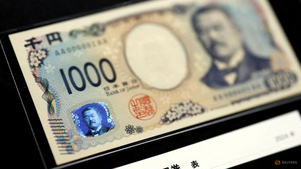 Yen reverses Monday's losses, euro/dollar edges down before Fed minutes, US GDP