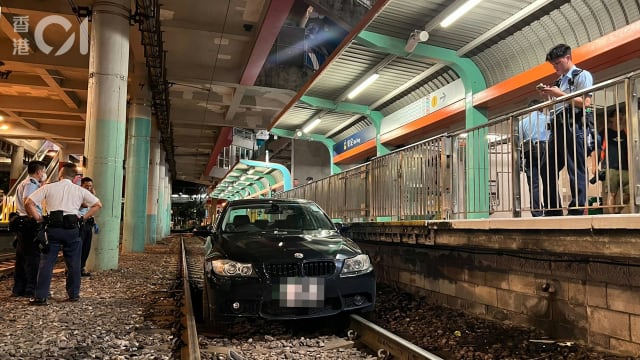 把私家车停在地铁轨道上 香港偷车贼疑似弃车潜逃