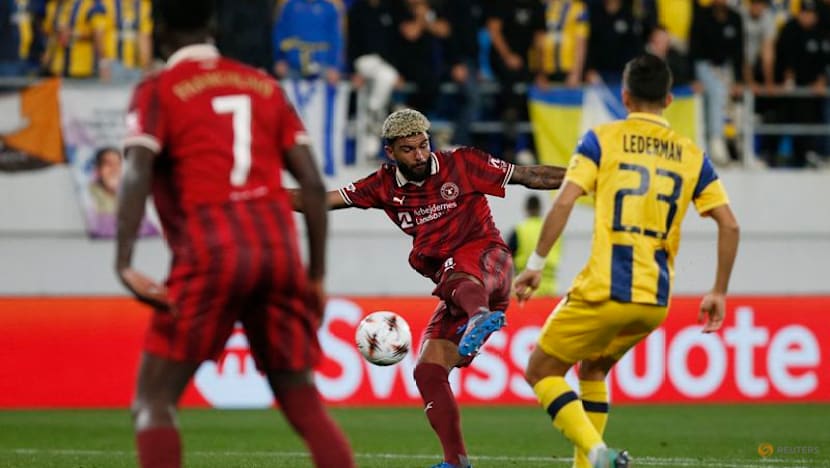 Forest's winless streak ends as two penalties down Porto, Midtjylland stay perfect