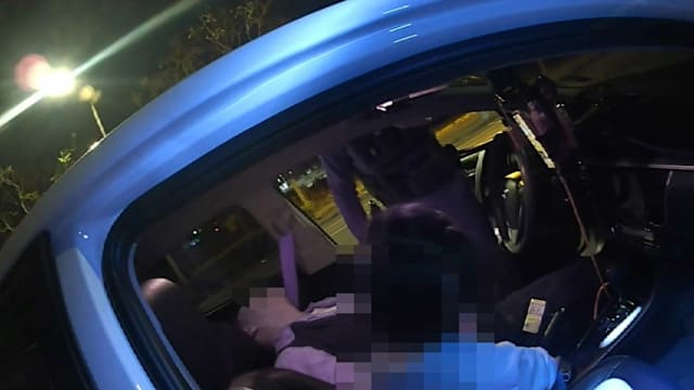 台男疑突发心梗倒在车内 六岁女童机警拔电求救