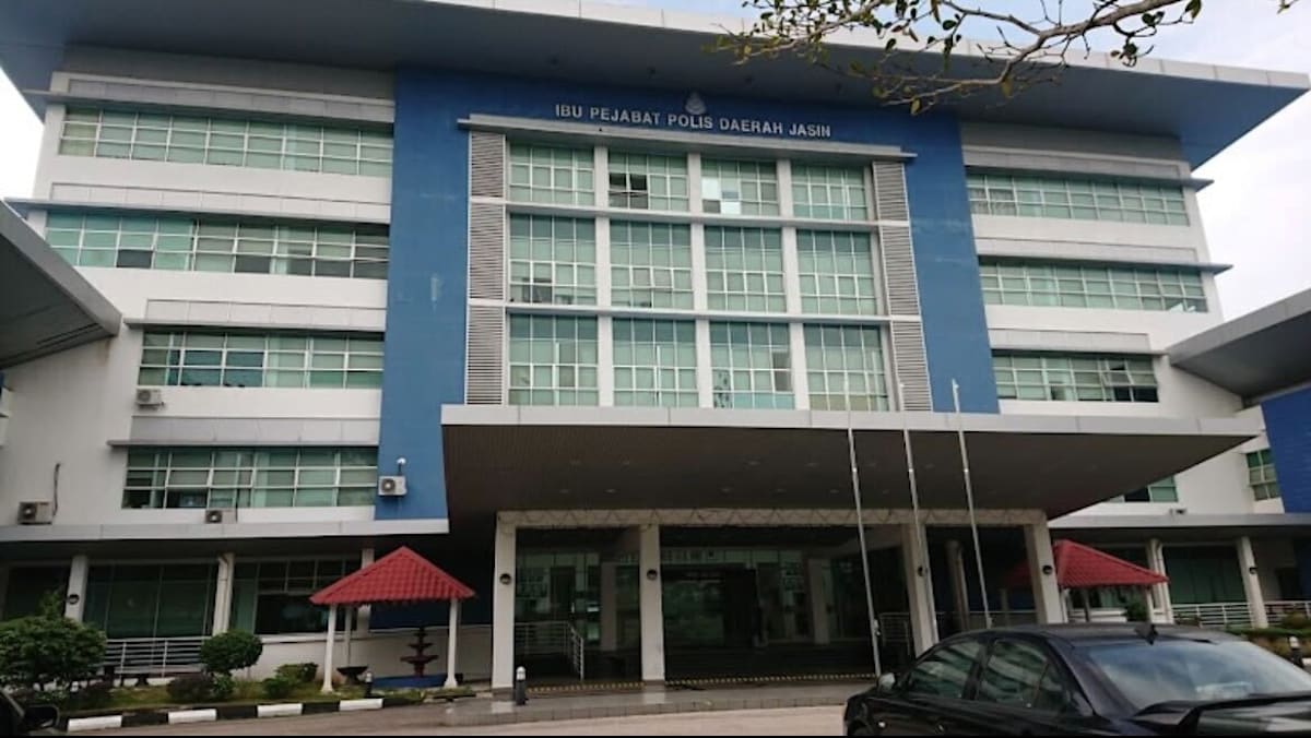 Malaysia eases dress code rules after woman denied entry to Melaka police station for ‘inappropriate’ attire Malaysia eases dress code rules after woman denied entry to Melaka police station for ‘inappropriate’ attire