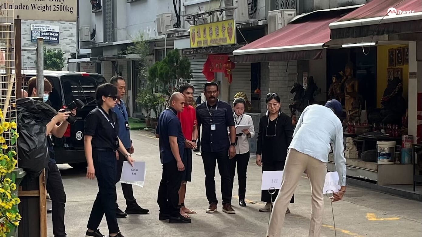 被告Ong Hou Cheong今天被带回案发现场，进行案件重组。（图：林映慧）