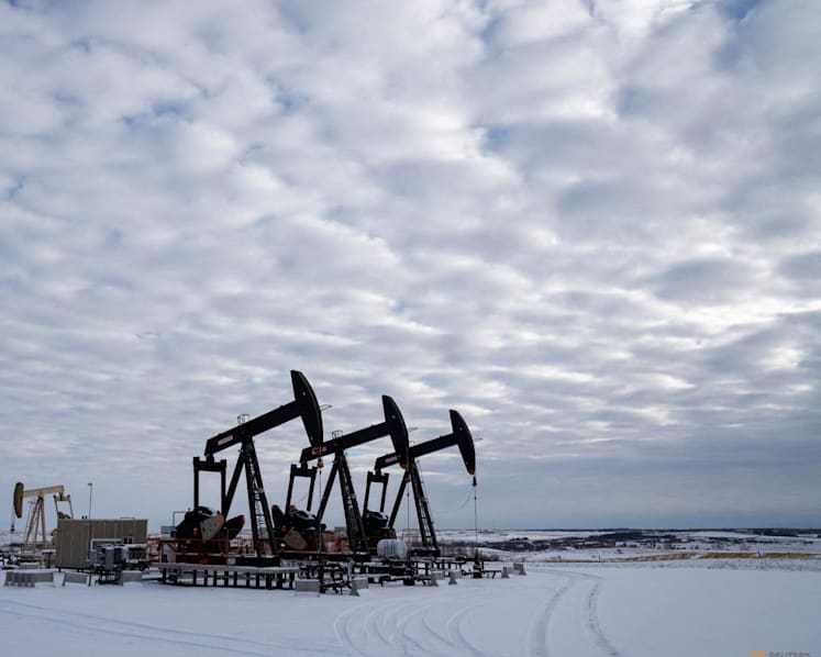 Oil eases on signs US is loosening Iranian closure of Strait of Hormuz