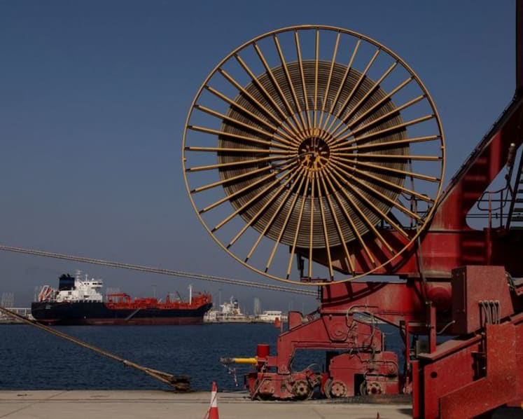 Oil prices extend losses on expectations talks to ease Middle East supply woes