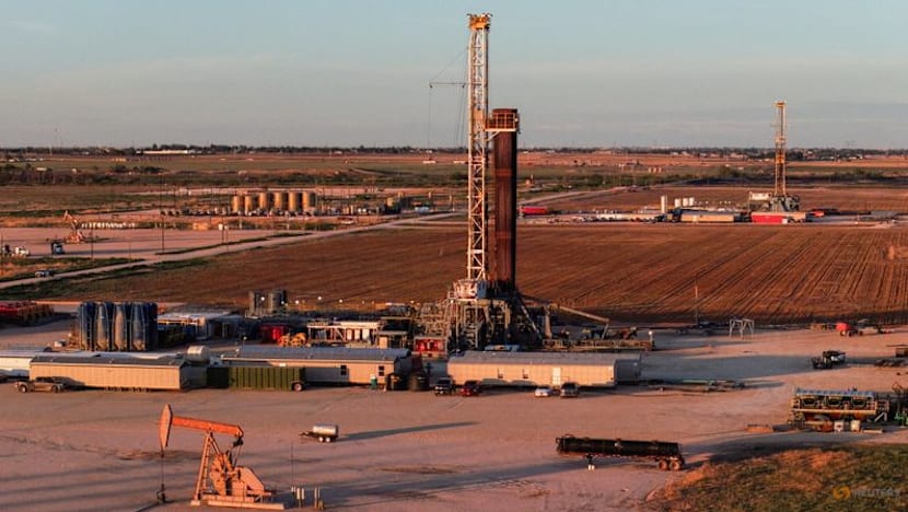 Oil climbs but markets shrug off US-Iran deadlock