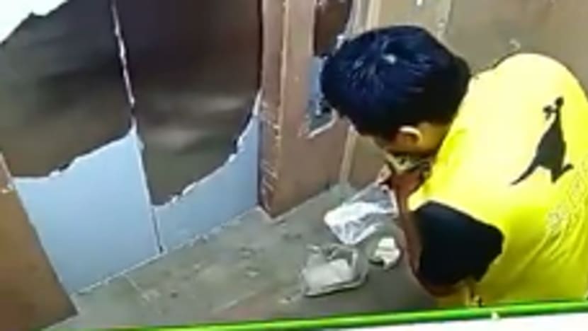 Penghantar makanan ini dirakam jamah makanan pelanggan dalam lif