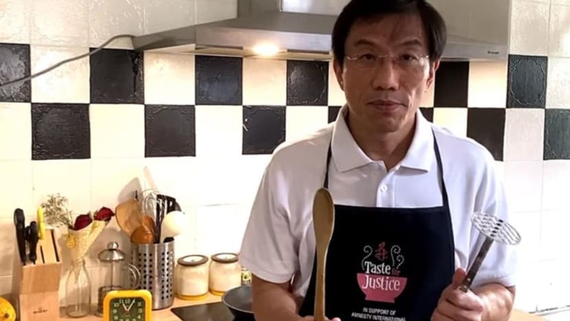 Ketua SDP Chee Soon Juan jual kentang lecek 'Chee-sy' S$100 untuk kumpul derma