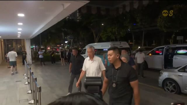 李显龙在夫人及儿子陪同下 步入李玮玲灵堂