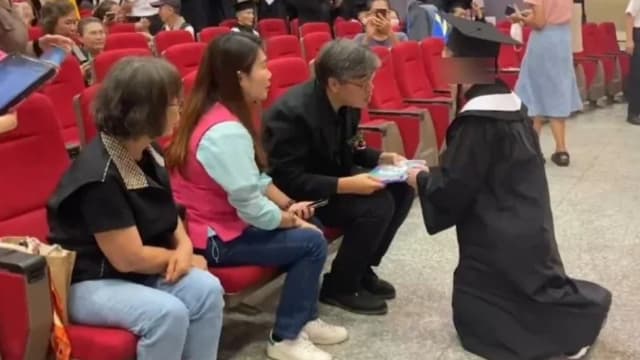 不堪教师两年来语言性骚 台女大学生毕业礼向副市长下跪求助