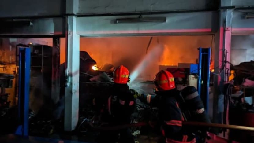  Kebakaran libat 'beberapa kenderaan' berlaku di bengkel Defu Lane, tiada kecederaan dilaporkan