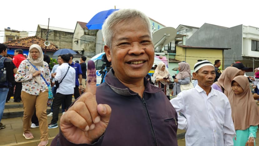 'Pesta demokrasi' Indonesia berjalan saat para pemilih keluar untuk memilih presiden baru, para legislator