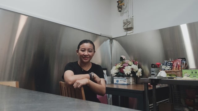  国庆特辑：每年国庆都上班 销售员边看庆典转播边值班