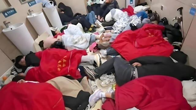 中国泰山降大雨 游客铺床在厕所过夜