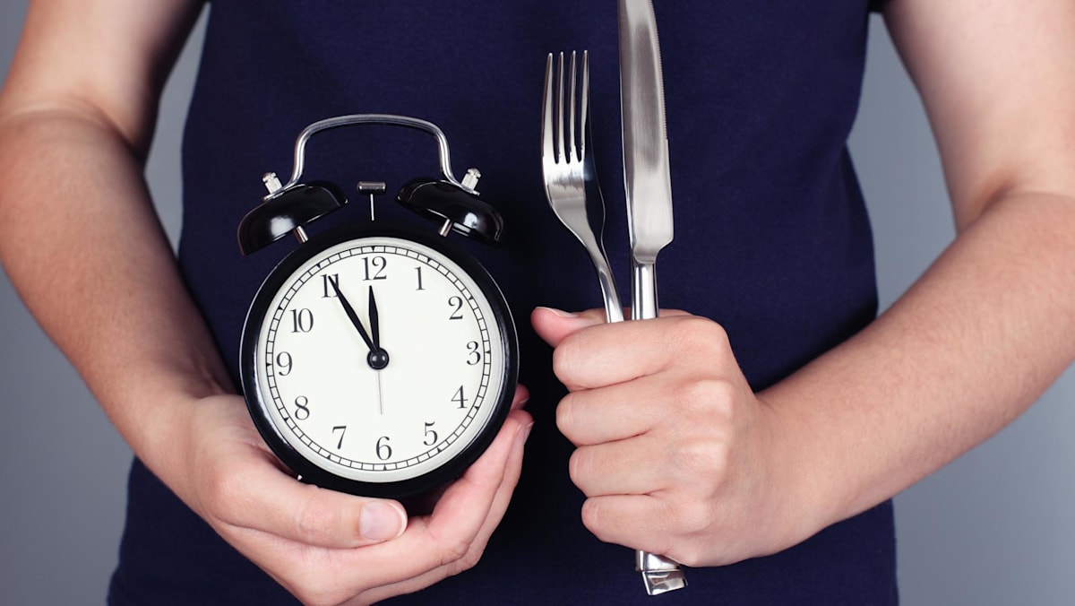 How late is too late for dinner? Does eating earlier help with weight loss and blood sugar?
