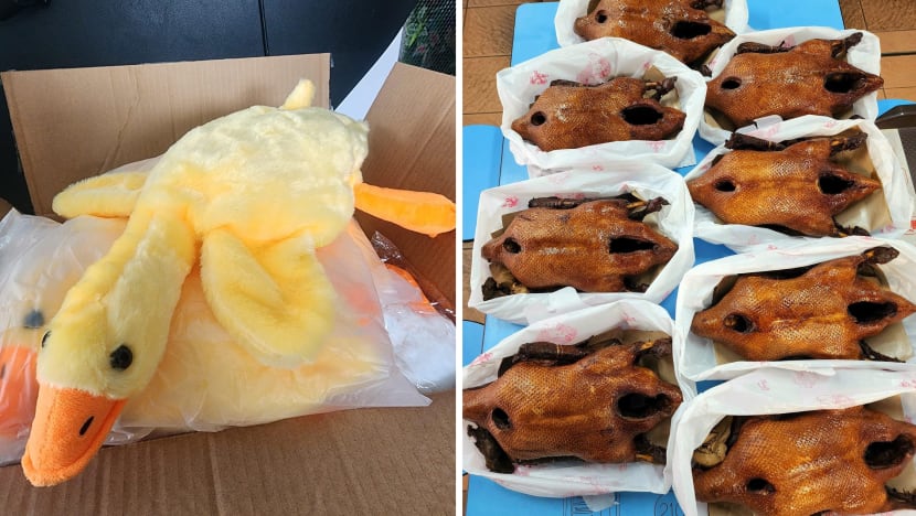 Man Showed Up At 4am To Queue For Free Duck Bag From Braised Duck Hawker Stall