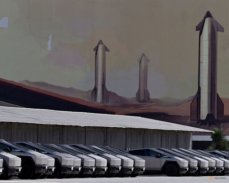 SpaceX's satellite ambitions squeeze out rivals reliant on its rockets