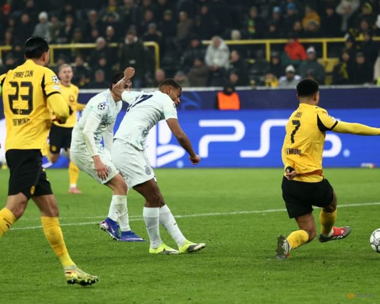 Inter Milan beat Dortmund 2-0 but both teams end up in playoffs