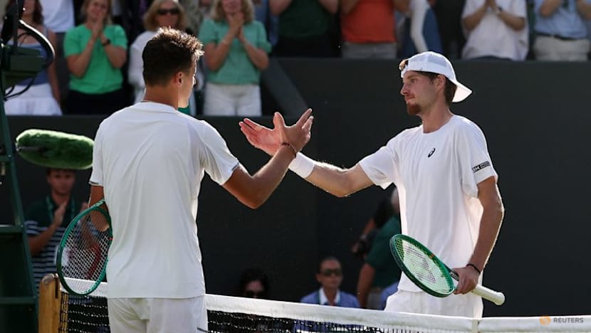 Mensik survives five-set firefight with British wildcard Samuel